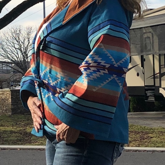 COPY - Yellowstone Season 3 Very soft Beth Dutton Blue Hooded Coat Poncho J.C f… - Picture 4 of 4